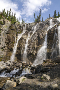 加拿大艾伯塔省的纠结小河瀑布