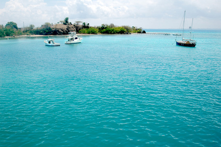 加勒比蓝色水中的帆船