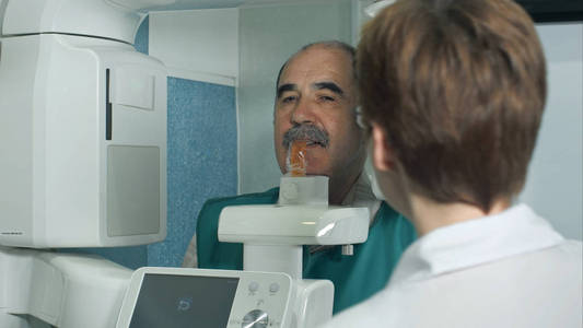 牙科 x 光扫描仪和病人