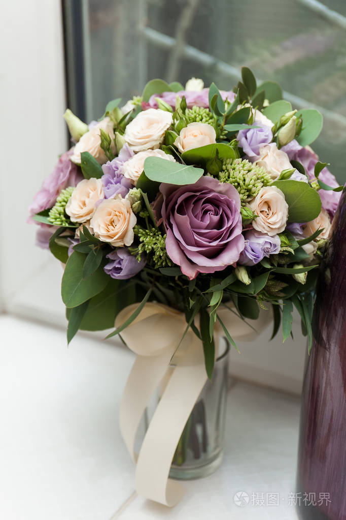 婚礼的概念.鲜艳多彩的新娘花束