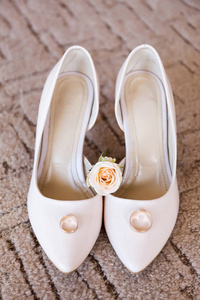 婚礼的概念。结婚戒指在新娘的鞋子上