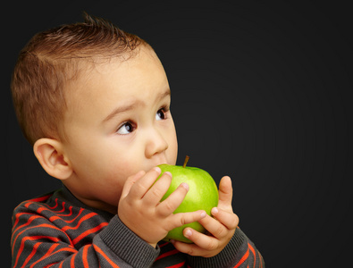男婴吃青苹果的肖像