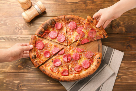 把披萨片放在木桌上