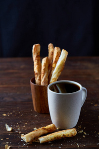 咖啡杯和面包在老木背景, 特写, 选择性聚焦
