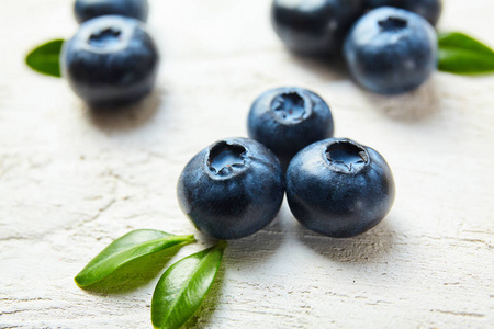 新鲜成熟的蓝莓特写。食品配料。自然背景