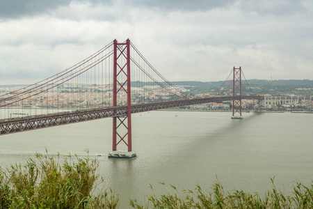 25 de Abril 桥梁连接里斯本城市与 Almada 的自治市