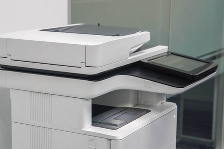 关闭  中的多功能打印机, 用于打印和扫描黑色和彩色商务文档