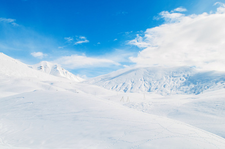 在明亮的冬日雪山山脉