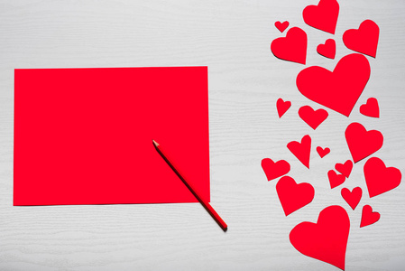 木白色背景与红色的心和红叶纸。情人节的概念