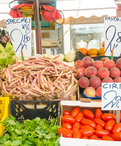 水果和蔬菜市场摊位图片