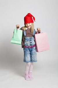 快乐的年轻女孩，携带圣诞购物袋