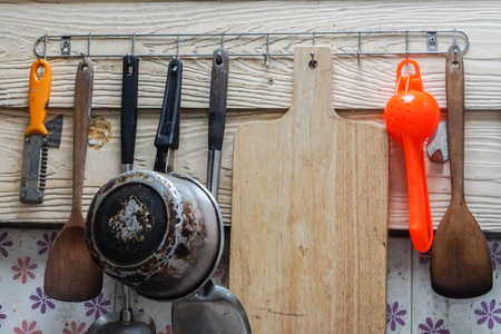 关闭方便的锅, 铁锹, 钢包, 木砧板和其他厨房设备挂在墙上做饭