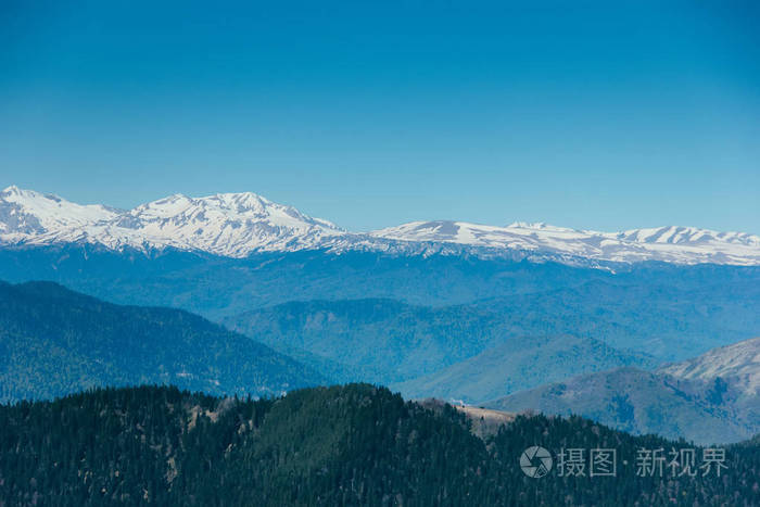 在高加索山脉令人惊叹的景色.白雪皑皑的山峰 蓝天 晴朗的日子