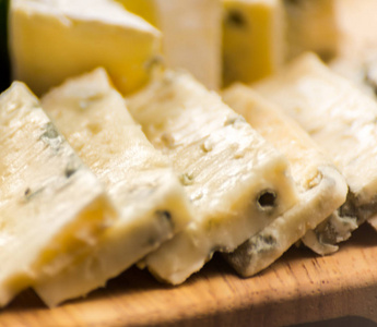一套不同的奶酪在木板, 奶酪板, 美味的小吃, 健康和独家食品, 奶酪集
