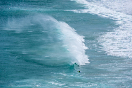 海岸的大西洋在 Nazare，其中一个最受欢迎的海边度假胜地在银海岸，葡萄牙