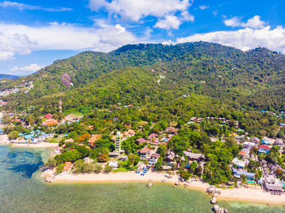 美丽的海景海滩和大海, 在苏梅岛的蓝天上的许多树和白云, 度假和旅游