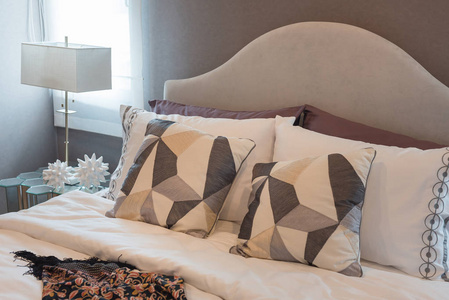 与经典卧室风格设置的枕头在床上，室内设计概念