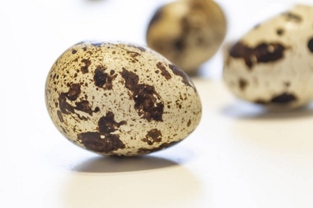 鹌鹑蛋在白色背景下分离的鹌鹑卵群。特写照片