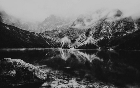 秋观 Morskie Oko 湖, 扎科帕内在波兰, 重黑白概念, 高噪音