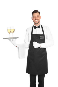 英俊的侍者拿着酒杯在白色背景的葡萄酒