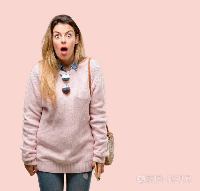 年轻时髦的女人害怕休克表达恐慌和恐惧