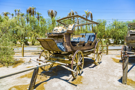 旧的历史阶段马车在牧场