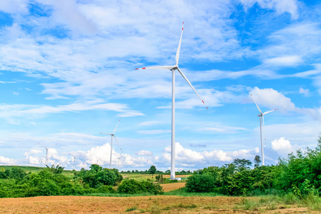 来自泰国风电场的风力涡轮机发电与蓝天