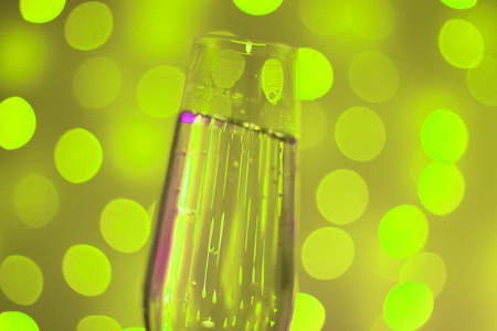 香槟汽酒玻璃普罗塞克静脉在 discotque 党酒吧婚礼期间, 在伊维萨西班牙与灯光背后