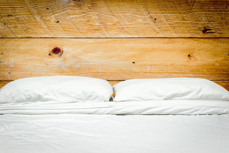 床上的白色枕头和被褥床单图片