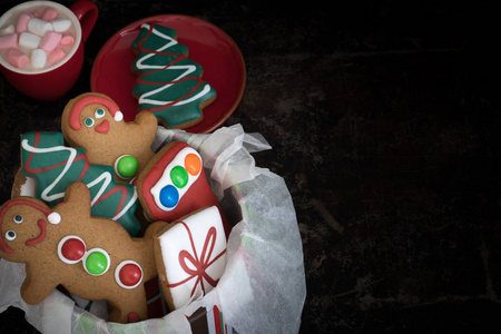 锡圣诞姜饼饼干与热巧克力和棉花糖从上面复制空间权利