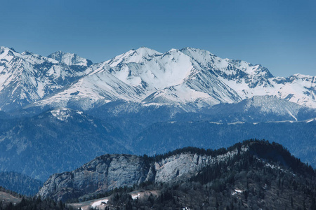 在阳光明媚的天气下, 落基山脉的积雪山峰的景观。自然与旅行的概念