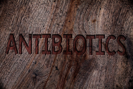 书写显示抗生素的笔记。商业照片展示抗菌药物消毒剂无菌杀菌卫生木质背景古董木板野生粗糙老古董留言