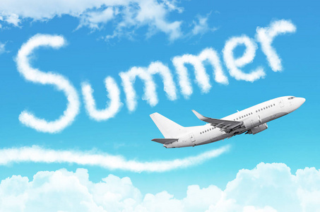 词夏天从云彩飞机画在蓝天, 概念旅行旅游假日假期