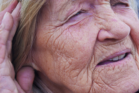 祖母是个聋子照片