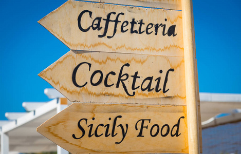 Marzamemi, 意大利 Siciliy 以南的小镇。用木做的标志, 指向当地餐厅