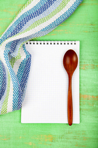 烹饪食谱, 毛巾和勺子在一个绿色的木桌上。烹饪。菜单