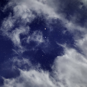 多云的夜晚满天星辰图片