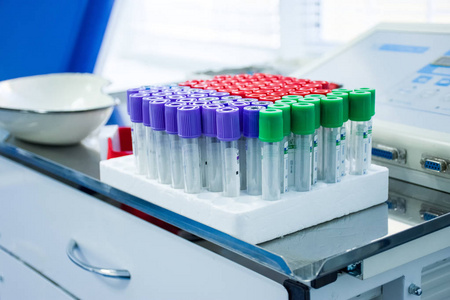 铅笔盒用一套实验室试管为血液和其他生物液体或抽样是在程序 chrome 桌在科学或临床实验室