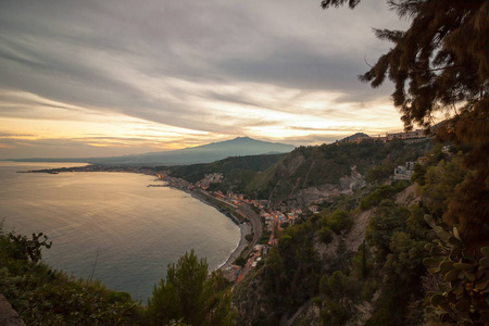 在西西里岛日落的城市。美丽的意大利西西里岛旅游照片