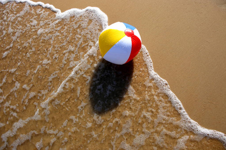 球在沙滩上挥挥手。海浪假日海滩球