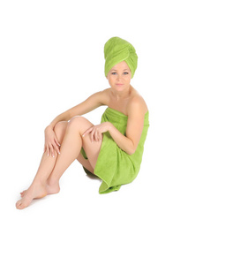 水疗中心的女孩。用绿色毛巾沐浴后美丽的年轻女子。在白色隔离