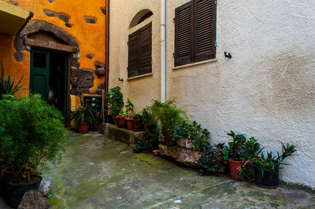 美丽的小巷的卡斯特尔萨多旧城撒丁岛意大利