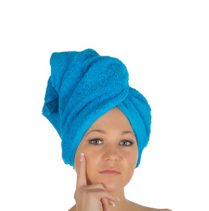 水疗中心的女孩。用蓝色的毛巾沐浴后美丽的年轻女子。在白色隔离