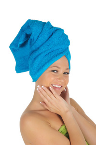 水疗中心的女孩。用蓝色的毛巾沐浴后美丽的年轻女子。在白色隔离