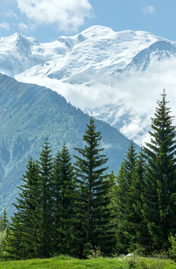 蒙布朗山马西夫从朱克斯平原郊区观看