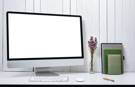 职场背景与空白白屏现代台式电脑, 键盘, 鼠标, 书, 笔记本, 花卉白色木制复古背景