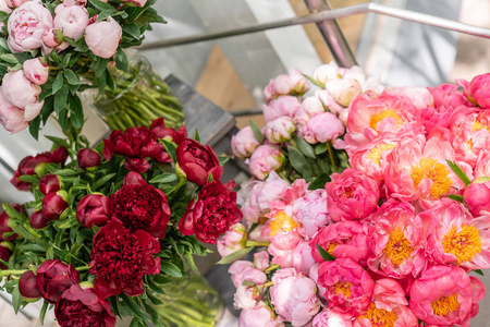 花卉店。美丽的花束不同品种的牡丹花。壁纸。花瓶里的可爱花朵