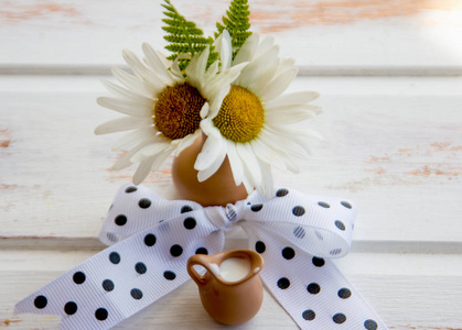 陶瓷棕色花瓶中的白色雏菊图片