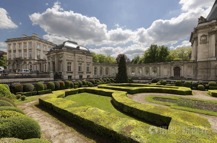 皇家宫殿的看法与它的庭院在比利时的首都.水平取日