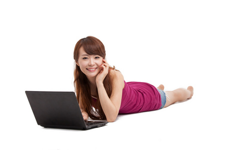 亚洲女人躺着的笔记本电脑